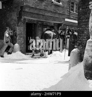 Tournage d'Oliver ! Aux studios Shepperton. La scène qui aurait dû être prise en milieu d'hiver était prise en août avec une tonne de polystyrène à plumes sur le point de représenter la chute de neige et les glaçons artificiels accrochés à des rebords et des tuyaux, etc. 3rd août 1967. Banque D'Images