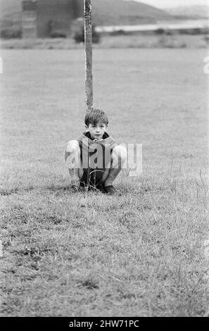 David Bradley, (14 ans) jouant la partie de Billy Casper, en photo avec son Kestral, sur le tournage du film Kes. Ici Billy Casper joue le gardien de but dans la scène de football de l'école. KES est un film dramatique de 1969 réalisé par Ken Loach et produit par Tony Garnet. Le film est basé sur le roman de 1968 A Kestrel for a Knave, écrit par l'auteur de Barnsley Barry Hines. Le film est classé septième dans le Top Ten (British) films de l'Institut britannique du film et parmi les dix premiers dans sa liste des 50 films que vous devriez voir à l'âge de 14 ans. Le film a été tourné sur le site aroun Banque D'Images