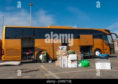 Rome, Italie. 04th mars 2022. ROME, ITALIE - MARS 04: Les membres de la communauté ukrainienne vivant à Rome chargent un bus avec de la nourriture et des médicaments à envoyer en Ukraine, après l'invasion de l'Ukraine par la Russie. Crédit : Agence photo indépendante/Alamy Live News Banque D'Images