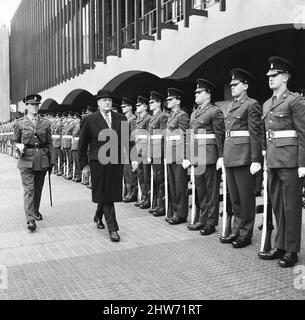 Olav V, roi de Norvège, visite Newcastle, jeudi 14th novembre 1968. Notre photo montre ... Le roi Olav V inspecte la garde d'honneur fournie par les Green Howards avant d'entrer dans le nouveau centre civique de 5 millions de livres de Newcastle, qu'il a officiellement ouvert. Banque D'Images