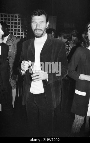 Mariage du réalisateur polonais Roman Polanski et de sa mariée, l'actrice américaine Sharon Tate, au bureau du registre de Chelsea, Londres. Spectacles photo: Actep Laurence Harvey, un des invités à la réception en soirée tenue au London Playboy Club. 20th janvier 1968. Banque D'Images