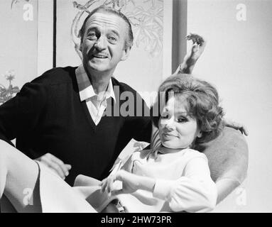 Prudence et la pilule, répétitions de films à Pinewood Studios, Iver Heath, Buckinghamshire, jeudi 14th septembre 1967. David Niven est le vedette de Gerald Hardcastle, et Irina Demick joue sa maîtresse Elizabeth Brett, Liz Brett. Banque D'Images