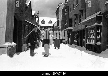 Tournage d'Oliver ! Aux studios Shepperton. La scène qui aurait dû être prise en milieu d'hiver était prise en août avec une tonne de polystyrène à plumes sur le point de représenter la chute de neige et les glaçons artificiels accrochés à des rebords et des tuyaux, etc. 3rd août 1967. Banque D'Images