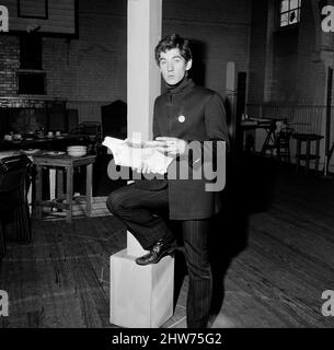 Ian McKellen, acteur, photographié en répétition en 1968. Ian est en train de lire le script pour le jeu de Noel Coward Hay Fever. Hay Fever a été diffusé sur la BBC en août 1968, avec Ian McKennen jouant la part de Simon Bliss. La production a également co-joué Richard Briers, Anna Massey et Celia Johnson. Photo prise le 5th mars 1968 Banque D'Images