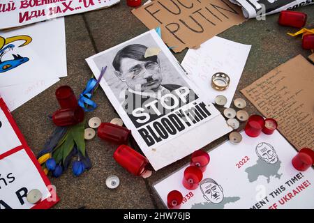 PRAGUE, RÉPUBLIQUE TCHÈQUE - 3 MARS 2022 : signes soutenant l'Ukraine et représentant le président russe Vladimir Poutine comme Adolf Hitler à la base du mon Banque D'Images