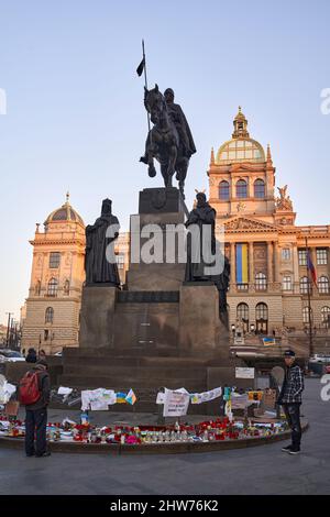 PRAGUE, RÉPUBLIQUE TCHÈQUE - 3 MARS 2022 : statue de Saint-Venceslas avec bougies, drapeaux et panneaux soutenant l'Ukraine contre l'agression russe Banque D'Images