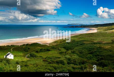 White Park Bay, Ballintoy et Rathlin Island, Comté d'Antrim en Irlande du Nord Banque D'Images