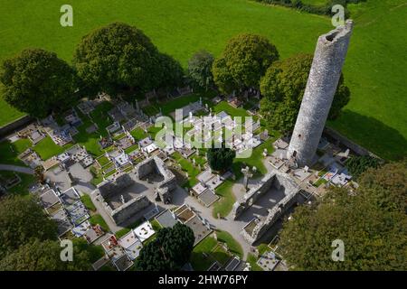 Tour ronde de Monasterboice, monastère, comté de Louth, Irlande Banque D'Images