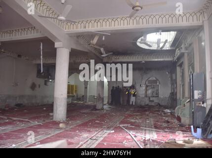 Peshawar, Pakistan. 4th mars 2022. Les sauveteurs inspectent la zone endommagée d'une mosquée à la suite d'une explosion à Peshawar, au Pakistan, le 4 mars 2022. Vendredi, une puissante explosion a frappé une mosquée dans la ville de Peshawar, dans le nord-ouest du Pakistan, dans la province de Khyber Pakhtunkhwa, faisant au moins 30 morts en blessant plus de 50 autres personnes, ont déclaré la police et les responsables de l'hôpital. Credit: Saeed Ahmad/Xinhua/Alay Live News Banque D'Images