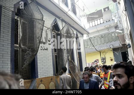 Peshawar, Pakistan. 4th mars 2022. Des fenêtres endommagées d'une mosquée sont visibles à la suite d'une explosion à Peshawar, au Pakistan, le 4 mars 2022. Vendredi, une puissante explosion a frappé une mosquée dans la ville de Peshawar, dans le nord-ouest du Pakistan, dans la province de Khyber Pakhtunkhwa, faisant au moins 30 morts en blessant plus de 50 autres personnes, ont déclaré la police et les responsables de l'hôpital. Credit: Saeed Ahmad/Xinhua/Alay Live News Banque D'Images