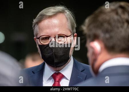 Hradec Kralove, République tchèque. 04th mars 2022. Le 4 mars 2022, le Premier ministre Petr Fiala (ODS) visite un centre d'assistance régional pour les réfugiés ukrainiens au centre des congrès d'Aldis à Hradec Kralove (République tchèque). Les Ukrainiens fuient la guerre après que l'Ukraine ait été attaquée par la Russie. Les réfugiés sont en mesure d'organiser les documents nécessaires, y compris l'assurance maladie, et ils auront une aide humanitaire de base dans le centre. En outre, les employés du bureau du travail seront sur place pour leur offrir des conseils. Crédit : David Tanecek/CTK photo/Alay Live News Banque D'Images