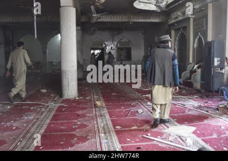 Peshawar, Pakistan. 4th mars 2022. Les gens inspectent une zone endommagée d'une mosquée à la suite d'un coup à Peshawar, au Pakistan, le 4 mars 2022. Vendredi, une puissante explosion a frappé une mosquée dans la ville de Peshawar, dans le nord-ouest du Pakistan, dans la province de Khyber Pakhtunkhwa, faisant au moins 30 morts en blessant plus de 50 autres personnes, ont déclaré la police et les responsables de l'hôpital. Credit: Saeed Ahmad/Xinhua/Alay Live News Banque D'Images