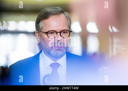 Hradec Kralove, République tchèque. 04th mars 2022. Le 4 mars 2022, le Premier ministre Petr Fiala (ODS) donne une conférence de presse lorsqu'il a visité le centre d'assistance régional pour les réfugiés ukrainiens au centre des congrès d'Aldis à Hradec Kralove, en République tchèque. Les Ukrainiens fuient la guerre après que l'Ukraine ait été attaquée par la Russie. Les réfugiés sont en mesure d'organiser les documents nécessaires, y compris l'assurance maladie, et ils auront une aide humanitaire de base dans le centre. En outre, les employés du bureau du travail seront sur place pour leur offrir des conseils. Crédit : David Tanecek/CTK photo/Alay Live News Banque D'Images