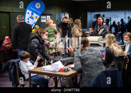 Hradec Kralove, République tchèque. 04th mars 2022. Le centre régional d'assistance aux réfugiés ukrainiens au centre de congrès d'Aldis à Hradec Kralove (République tchèque), le 4 mars 2022. Les Ukrainiens fuient la guerre après que l'Ukraine ait été attaquée par la Russie. Les réfugiés sont en mesure d'organiser les documents nécessaires, y compris l'assurance maladie, et ils auront une aide humanitaire de base dans le centre. En outre, les employés du bureau du travail seront sur place pour leur offrir des conseils. Crédit : David Tanecek/CTK photo/Alay Live News Banque D'Images