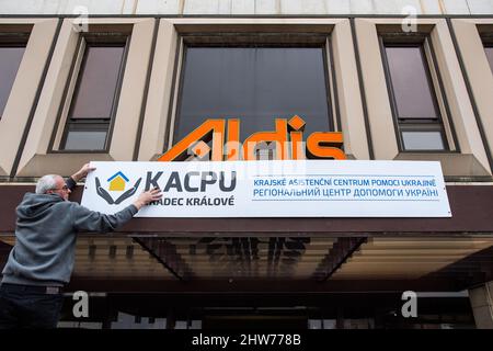 Hradec Kralove, République tchèque. 04th mars 2022. Le centre régional d'assistance aux réfugiés ukrainiens au centre de congrès d'Aldis à Hradec Kralove (République tchèque), le 4 mars 2022. Les Ukrainiens fuient la guerre après que l'Ukraine ait été attaquée par la Russie. Les réfugiés sont en mesure d'organiser les documents nécessaires, y compris l'assurance maladie, et ils auront une aide humanitaire de base dans le centre. En outre, les employés du bureau du travail seront sur place pour leur offrir des conseils. Crédit : David Tanecek/CTK photo/Alay Live News Banque D'Images