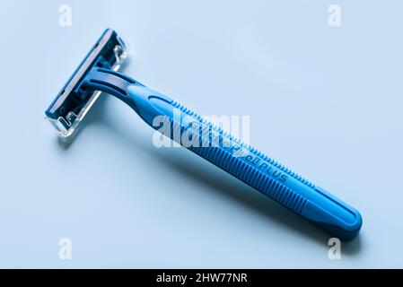 Gros plan du rasoir Gillette Blue 2 plus sur fond bleu Banque D'Images