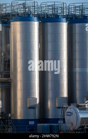 02 mars 2022, Mecklembourg-Poméranie occidentale, Lubmin: Une ferme de réservoirs de plus de 50 réservoirs appartient au fabricant de lubrifiants Deutsche Ölwerke Lubmin GmbH. Dans le parc industriel de l'ancienne centrale nucléaire de Lubmin, le fabricant de lubrifiants Deutsche Ölwerke Lubmin GmbH a commencé ses activités le 13 septembre 2013. Plus de 17 millions d'euros ont été investis. Les clients sont des constructeurs automobiles et des distributeurs d'huile moteur. Photo: Stefan Sauer/dpa-Zentralbild/ZB Banque D'Images