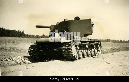 Deuxième Guerre mondiale WW2 des soldats allemands envahissent la Russie - 05 juillet 1941, wehrmacht envahit Lida à Blaarus - opération Barbarossa - KV 2 Panzer Tank endommagé Banque D'Images