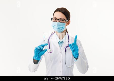 Une infirmière tient une seringue avant de procéder à une injection. Le concept de vaccination. Banque D'Images