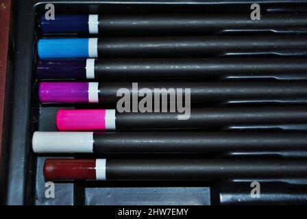 un bouquet de crayons multicolores dans un ensemble d'art Banque D'Images