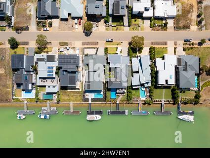 Vue aérienne de haut en bas des maisons contemporaines en bord de mer avec berth à Melbourne Banque D'Images