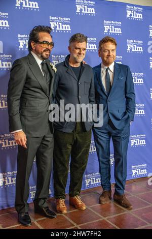 Arrivée de tapis rouge (I-r) Directeur exécutif de SBIFF, Roger Durling, Paul Thomas Anderson et Kenneth Branagh. Le Festival International du film de Santa Barbara 37th Prix des directeurs exceptionnels de l'année au Arlington Theatre de Santa Barbara, Californie, le 3 mars 2022. (Photo de Rod Rolle/Sipa USA) Banque D'Images