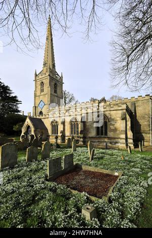 Snowdrop et Aconite fleurissent à l'église St Michael et All Angels, village d'Uffington, Lincolnshire, Angleterre, Royaume-Uni Banque D'Images