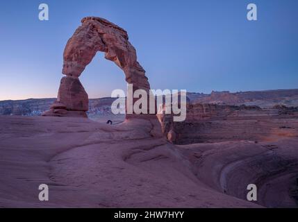 Posture de la roue sous la délicate arche dans le parc national d'Arches Banque D'Images