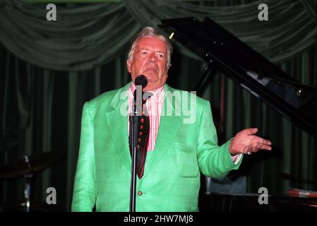 George Melly en concert dans la Green Room du Cafe Royal à Londres. 2nd août 1994 Banque D'Images