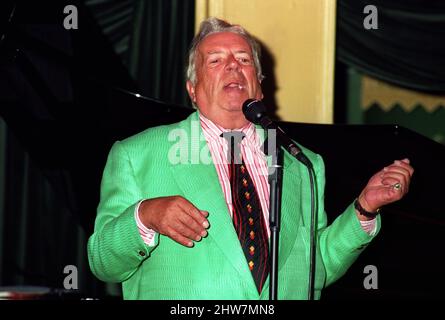 George Melly en concert dans la Green Room du Cafe Royal à Londres. 2nd août 1994 Banque D'Images