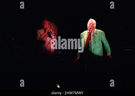 George Melly en concert dans la Green Room du Cafe Royal à Londres. 2nd août 1994 Banque D'Images