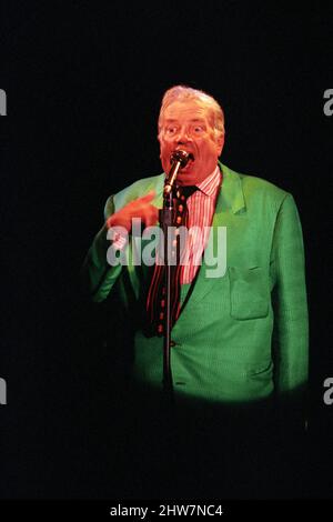 George Melly en concert dans la Green Room du Cafe Royal à Londres. 2nd août 1994 Banque D'Images