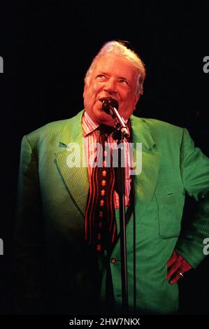 George Melly en concert dans la Green Room du Cafe Royal à Londres. 2nd août 1994 Banque D'Images