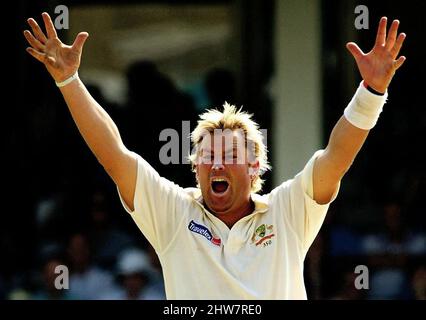 Photo du dossier datée du 09-09-2005, Shane Warne, en Australie, célèbre la prise du cricket de Ashley Giles LBW en Angleterre pour 32 courses pendant la deuxième journée du cinquième match de npower Test au Brit Oval, à Londres. L'ancien Cricketer australien Shane Warne est décédé à l'âge de 52 ans, a annoncé sa société de gestion MPC Entertainment dans une déclaration. Date de publication : vendredi 4 mars 2022. Banque D'Images