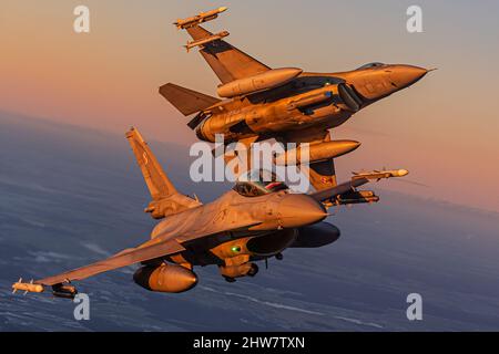 Avions militaires armés pendant un photoshoot air-air, Force aérienne polonaise F-16s, police aérienne Baltique de l'OTAN Banque D'Images