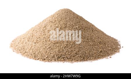 pile de sable sec pointu, également connu sous le nom de sable de cours ou de sable de fosse, très couramment utilisé pour la fabrication du béton, isolé sur fond blanc Banque D'Images