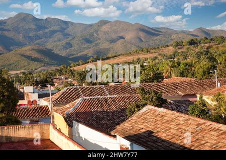 Cuba, Trinité. Collines encerclant Trinidad, du toit du monastère de San Francisco. Banque D'Images