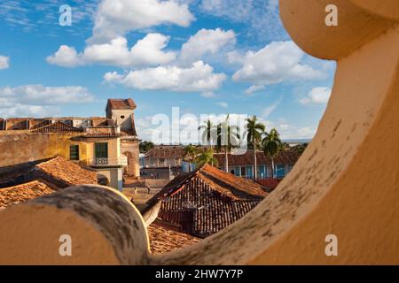 Cuba, Trinité. Vue sur l'église de la Purisima Concepcion depuis le toit du monastère de San Francisco. Banque D'Images