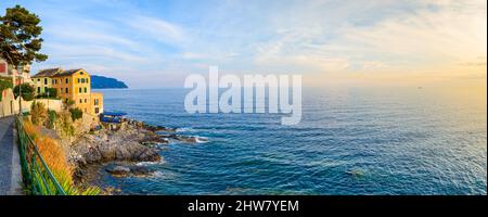 Panorama sur la côte de Ligurie.Mer Méditerranée.Village de Bogliasco au coucher du soleil, Italie. Banque D'Images