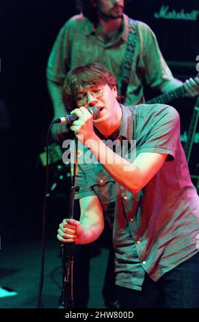 Gomez sur scène dans le cadre de la série de concerts MTV Five Night Stand tenue au Shepherds Bush Empire à Londres. 27th mai 1998 Banque D'Images