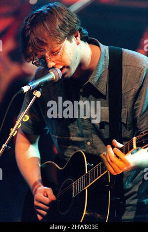 Gomez sur scène dans le cadre de la série de concerts MTV Five Night Stand tenue au Shepherds Bush Empire à Londres. 27th mai 1998 Banque D'Images