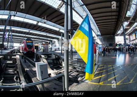 Munich, Bavière, Allemagne. 4th mars 2022. Avec officiellement un million de personnes déplacées à l'extérieur et beaucoup plus en Ukraine déplacées à l'intérieur du pays, l'Union européenne a assoupli les exigences d'entrée et de voyage afin de répartir ceux qui fuient la guerre. Rester. Actuellement, beaucoup de réfugiés sont originaires de Kharkiv et ils détaillent les horreurs qu'ils disent avant de fuir leurs foyers. (Image de crédit: © Sachelle Bab crédit: ZUMA Press, Inc./Alamy Live News Banque D'Images