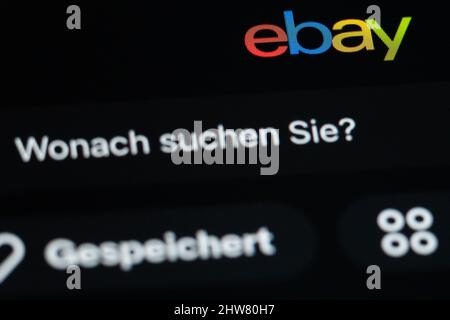 ILLUSTRATION - 03 mars 2022, Bade-Wurtemberg, Rottweil: Le logo de la compagnie eBay peut être vu sur l'affichage d'un iPhone se dans l'app du marché en ligne eBay. Photo: Silas Stein/dpa Banque D'Images