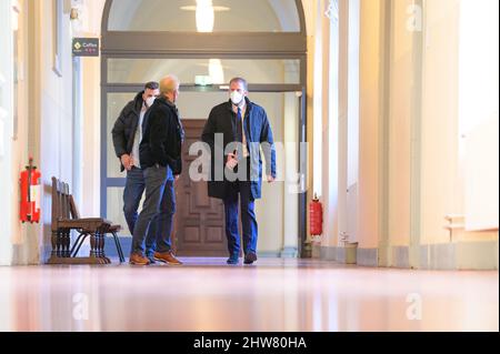 Hambourg, Allemagne. 04th mars 2022. Le rappeur Gzuz (l, vrai nom Kristoffer Jonas Klauß) apparaît avec ses avocats Christopher Posch (r) et Ulf Dreckmann (m) pour son audition d'appel au Palais de justice pénale. Lors d'un procès en appel, le tribunal régional de Hambourg a condamné le musicien à huit mois et deux semaines de prison et à une amende de 414 000 euros. Le tribunal a reconnu coupable de voies de fait, l'homme de front de 33 ans de la bande 187 Strassenbande, une violation de la Loi sur les explosifs et deux chefs d'accusation d'infraction à la Loi sur les armes. Credit: Jonas Walzberg/dpa/Alay Live News Banque D'Images