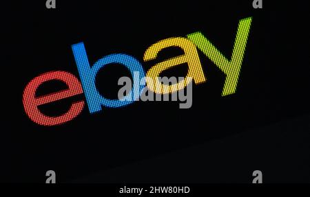 ILLUSTRATION - 03 mars 2022, Bade-Wurtemberg, Rottweil: Le logo de la compagnie eBay peut être vu sur l'affichage d'un iPhone se dans l'app du marché en ligne eBay. Photo: Silas Stein/dpa Banque D'Images