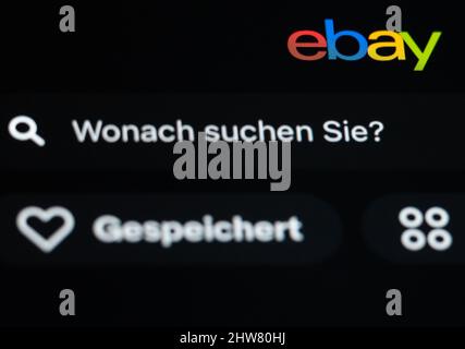 ILLUSTRATION - 03 mars 2022, Bade-Wurtemberg, Rottweil: Le logo de la compagnie eBay peut être vu sur l'affichage d'un iPhone se dans l'app du marché en ligne eBay. Photo: Silas Stein/dpa Banque D'Images