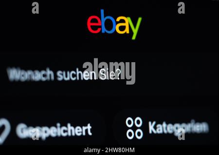 ILLUSTRATION - 03 mars 2022, Bade-Wurtemberg, Rottweil: Le logo de la compagnie eBay peut être vu sur l'affichage d'un iPhone se dans l'app du marché en ligne eBay. Photo: Silas Stein/dpa Banque D'Images