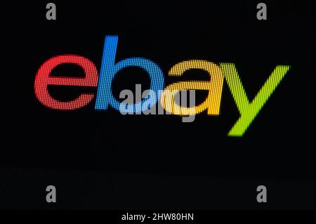 ILLUSTRATION - 03 mars 2022, Bade-Wurtemberg, Rottweil: Le logo de la compagnie eBay peut être vu sur l'affichage d'un iPhone se dans l'app du marché en ligne eBay. Photo: Silas Stein/dpa Banque D'Images