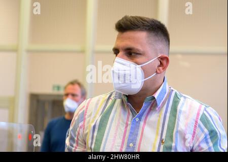 Hambourg, Allemagne. 04th mars 2022. Le rappeur Gzuz (véritable nom Kristoffer Jonas Klauß) se trouve dans une salle d'audience du bâtiment de justice pénale. En appel, le tribunal régional de Hambourg a condamné le musicien à huit mois et deux semaines de prison et à une amende de 414 000 euros. Le tribunal a reconnu coupable de voies de fait, l'homme de front de 33 ans de la bande 187 Strassenbande, une violation de la Loi sur les explosifs et deux chefs d'accusation d'infraction à la Loi sur les armes. Credit: Jonas Walzberg/dpa/Alay Live News Banque D'Images