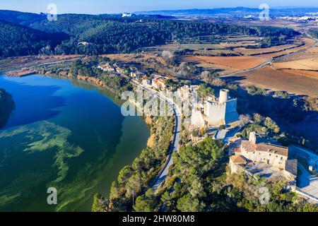 Vue aérienne de Castellet i la Gornal et du réservoir Foix dans la province de Barcelone Catalunya, Espagne, Europe Banque D'Images